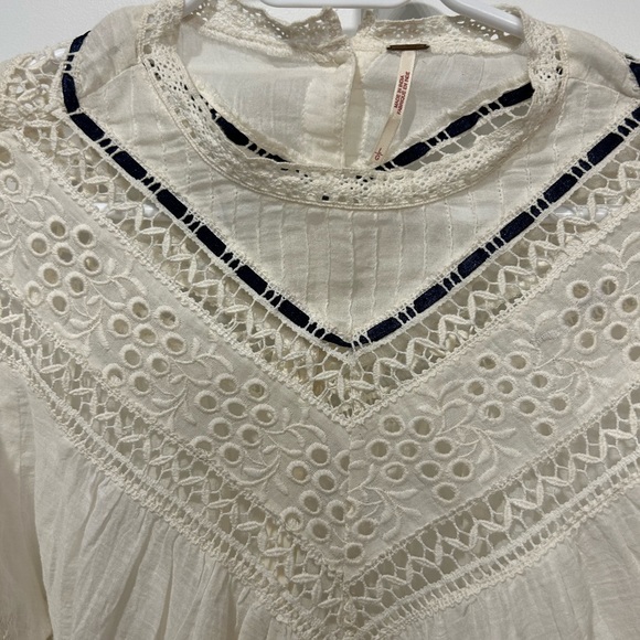 Free People pre-loved excellent condition lace top w. ribbon & embroidery Large - Picture 6 of 6